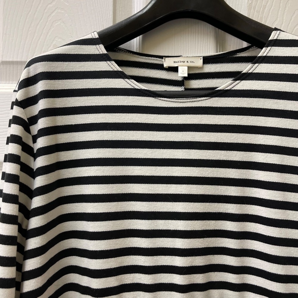 Hailey & Co Top Shirt Women's Medium Stripe Knit Blouse Long Sleeve Kanga Pocket
